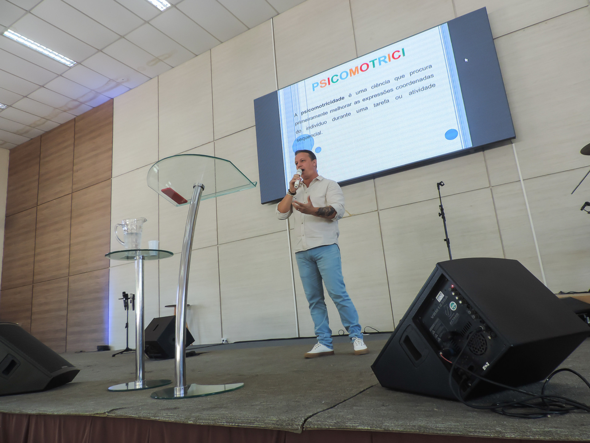 O professor de Educa&ccedil;&atilde;o F&iacute;sica, Rodrigo Ara&uacute;jo, palestrou sobre a aplica&ccedil;&atilde;o de m&eacute;todos ligados &agrave; psicomotricidade  - Jo&atilde;o Pedro de Moraes/ PMM