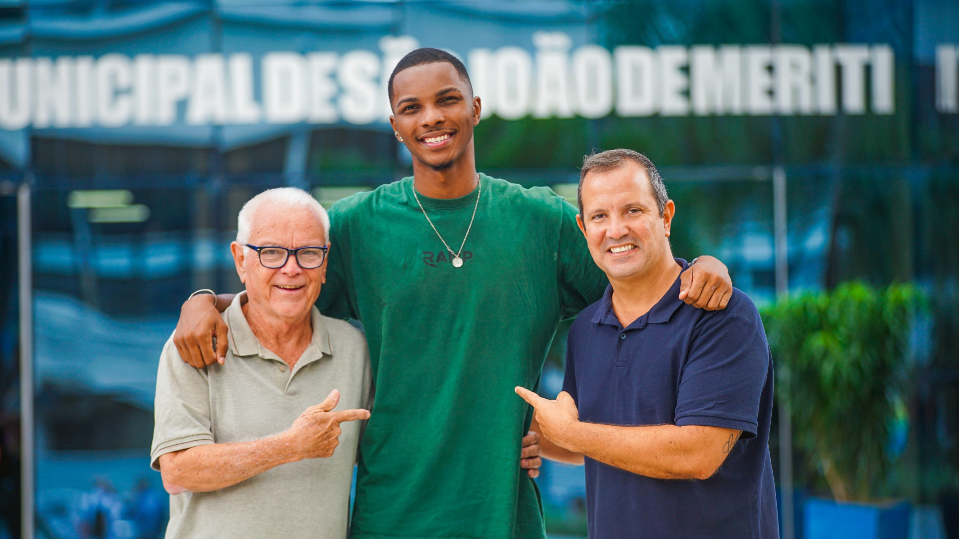 O professor da Sala de Treinamento, Paulo Roberto, o jovem Gustavo Moreira e o secret&aacute;rio Bruno Correia - Gilberto Rocha/ PMSJM
