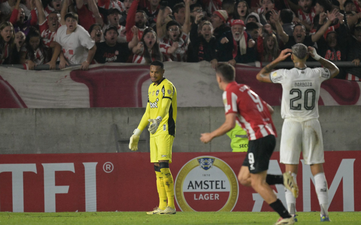 Lamentação de John após falhar em Estudiantes x Botafogo