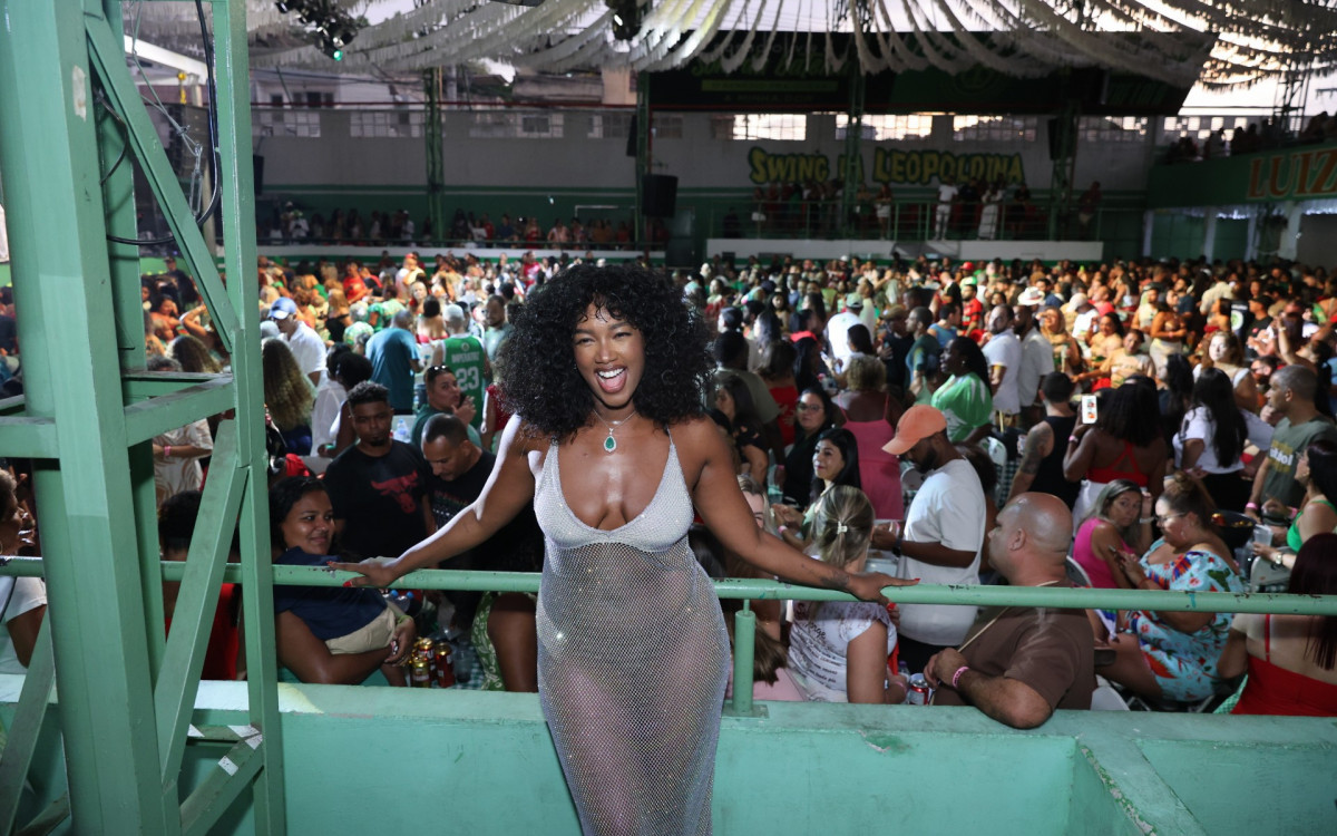 Iza reassumiu o posto de rainha de bateria da escola de samba 