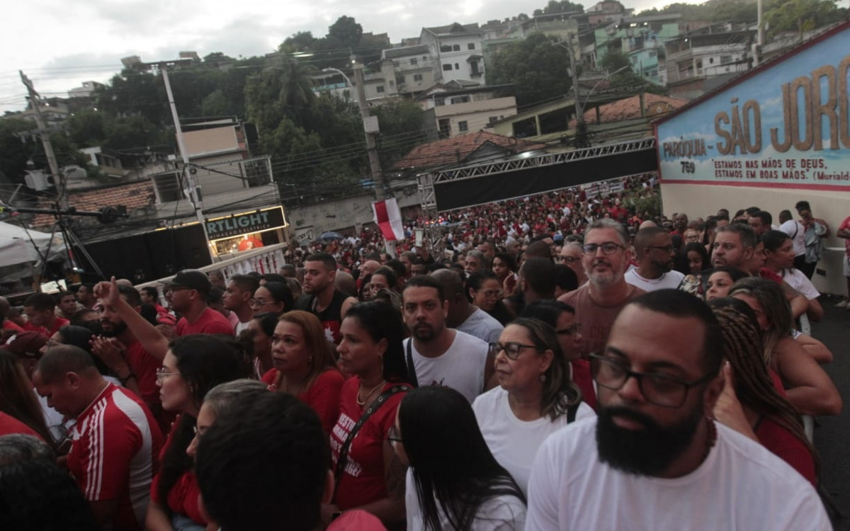 Fi&eacute;is lotavam a Igreja Matriz de S&atilde;o Jorge j&aacute; nas primeiras horas desta quarta-feira2