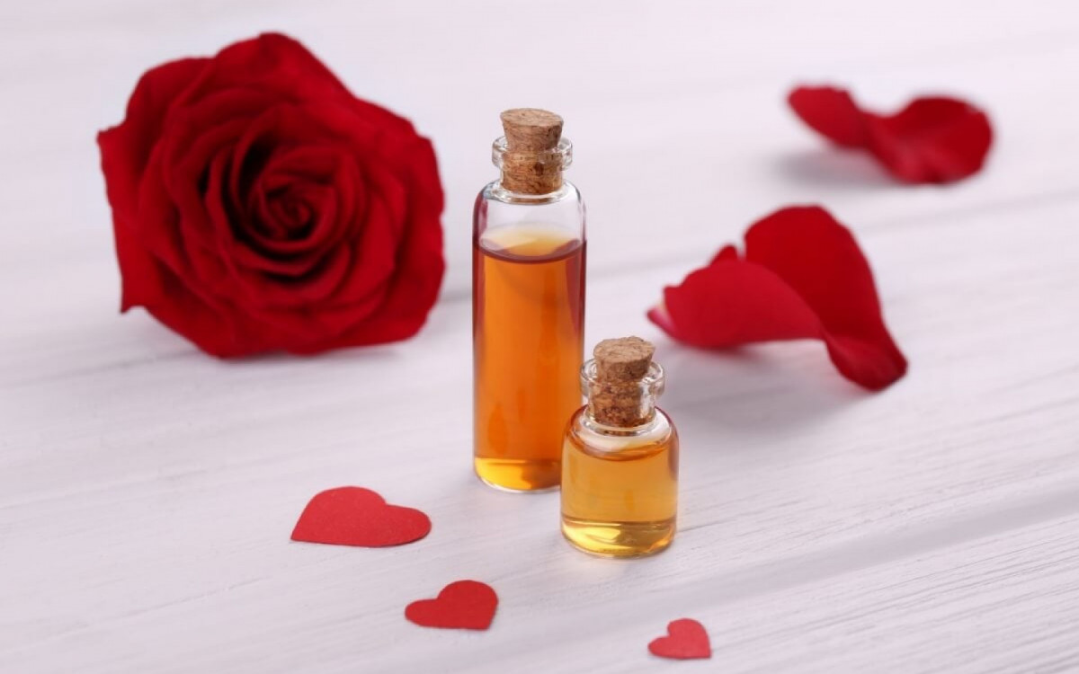 A combina&ccedil;&atilde;o de &oacute;leos essenciais com propriedades afrodis&iacute;acas pode ajudar a acender a chama da libido (Imagem: New Africa | Shutterstock)