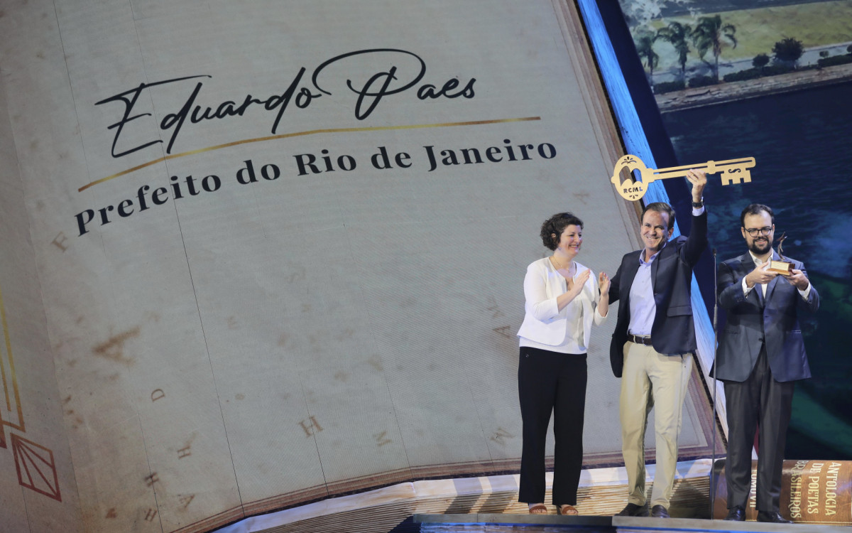 O prefeito Eduardo Paes recebeu o t&iacute;tulo simb&oacute;lico das m&atilde;os de Jeanne Barseghian, prefeita de Estrasburgo