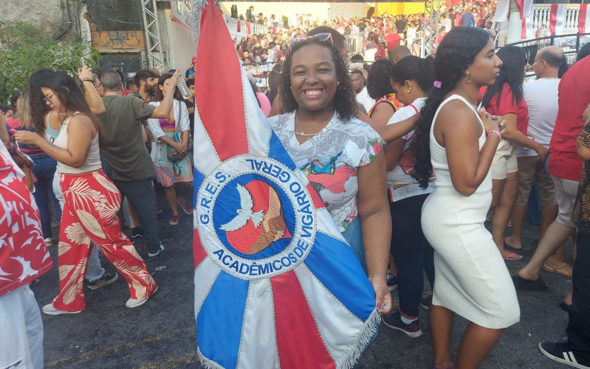 Porta-bandeira Camile Macedo levou pavilh&atilde;o para receber b&ecirc;n&ccedil;&atilde;o de S&atilde;o Jorge