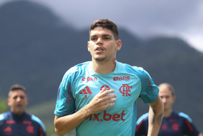 Com corte grande na canela, Ayrton Lucas é substituído em jogo do Flamengo