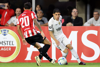 Botafogo tem nova atuação fraca e perde para o Estudiantes em jogo marcado por frango de John