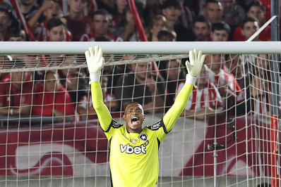 Que frango! Veja o vídeo da falha bizarra de John em Estudiantes x Botafogo