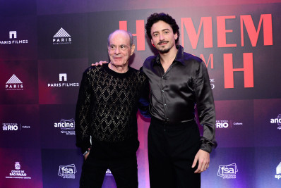Ney Matogrosso recebe famosos na pré-estreia de 'Homem com H' em São Paulo