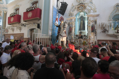 Fiéis preparam homenagens para o Dia de São Jorge no Rio