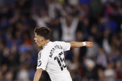 Real Madrid bate o Getafe e mantém perseguição ao Barcelona no Espanhol