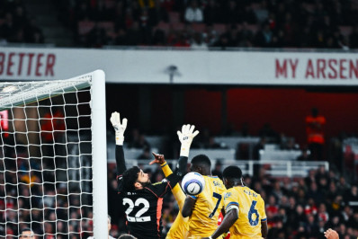 Arsenal empata com o Crystal Palace pelo Inglês e adia título do Liverpool