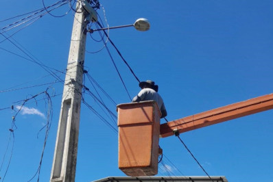 Governo municipal cuida da iluminação pública e de ponte na zona rural