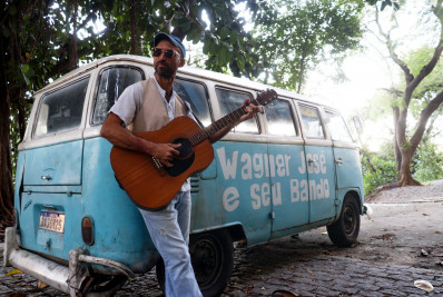 Rock autoral e energia boa: Wagner José e Seu Bando fazem show gratuito em Macaé