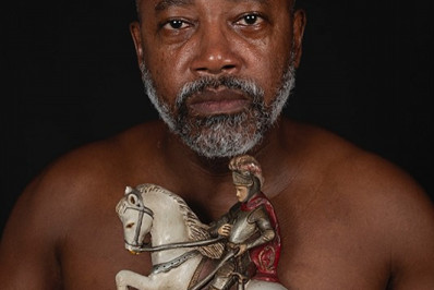 Nando Cunha aparece limpando a cozinha em casa e desabafa: 'Sobrevivente nessa profissão'