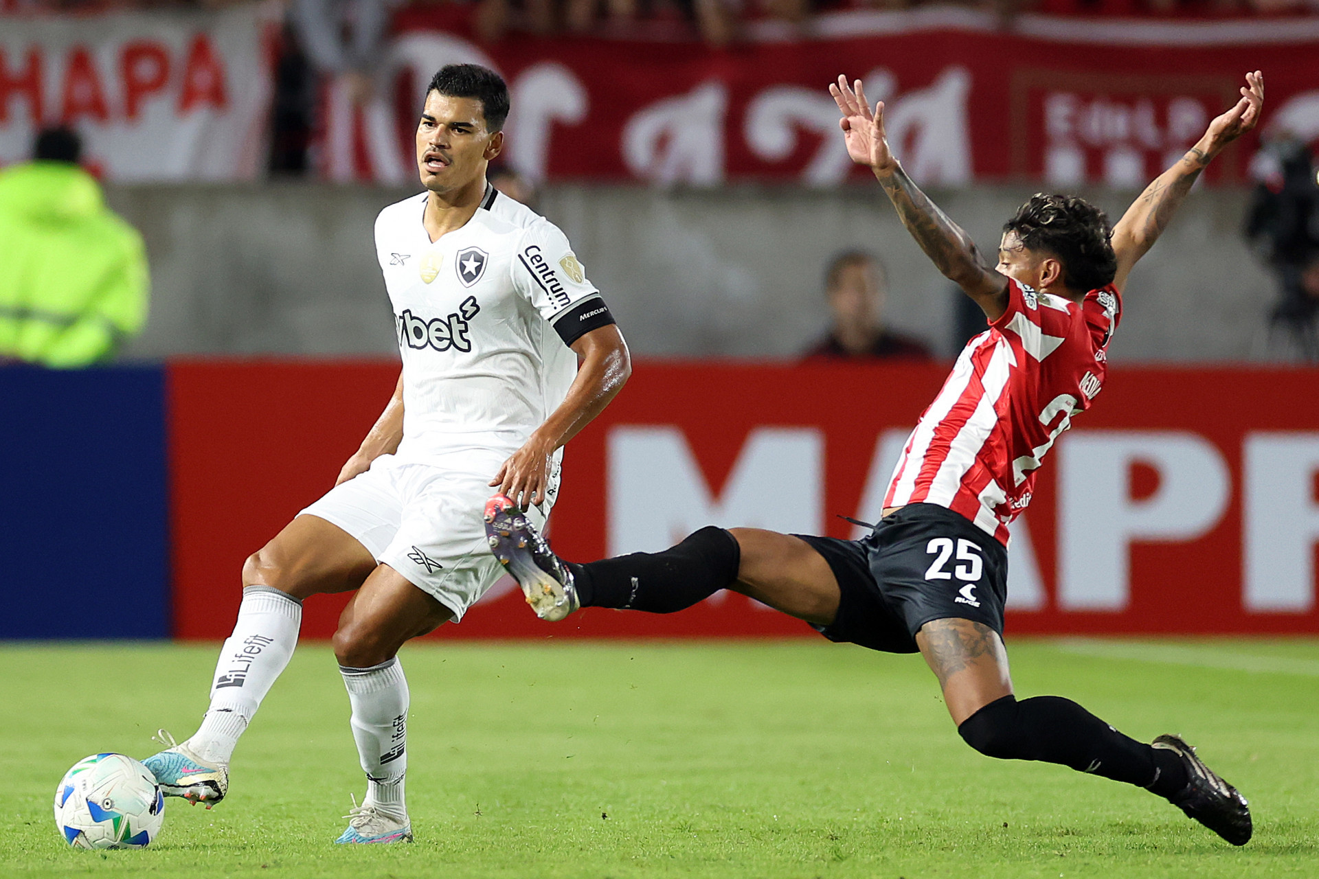 Savarino. Estudiantes ARG x Botafogo pela Conmebol Libertadores no  Jorge Luis Hirschi 2 de Abril de 2025, La Plata, Argentina.  - Vitor Silva/Botafogo