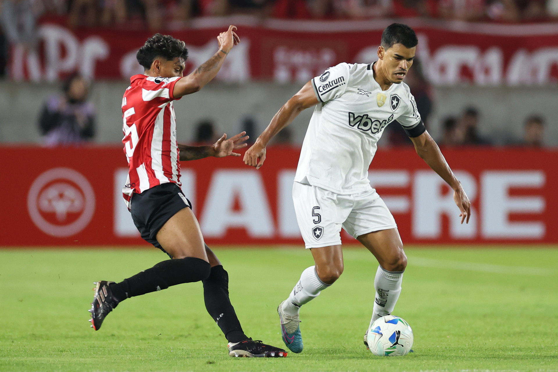 Danilo.  Estudiantes ARG x Botafogo pela Conmebol Libertadores no  Jorge Luis Hirschi 2 de Abril de 2025, La Plata, Argentina. - Vitor Silva/Botafogo