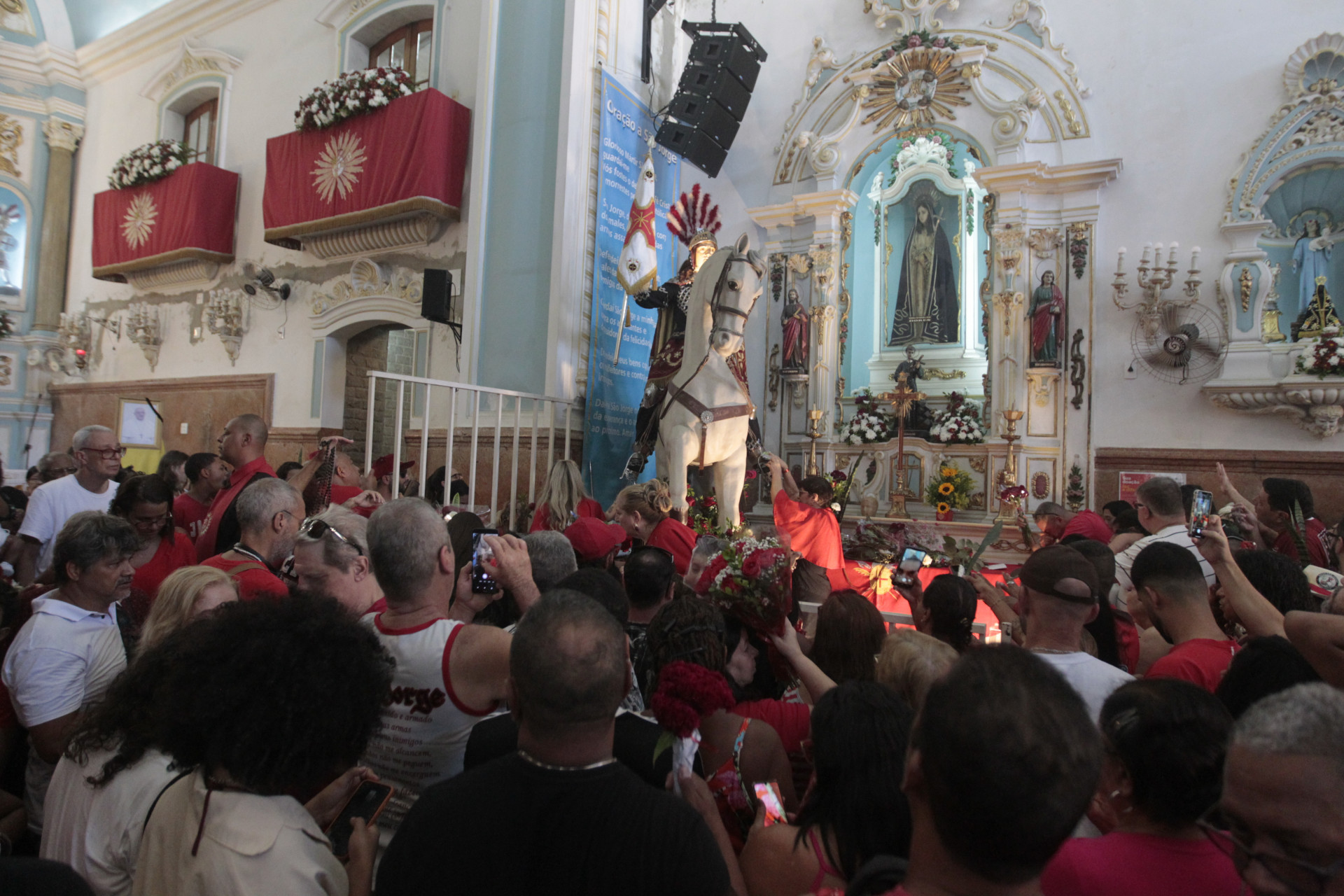 Fiéis preparam homenagens para o Dia de São Jorge no Rio