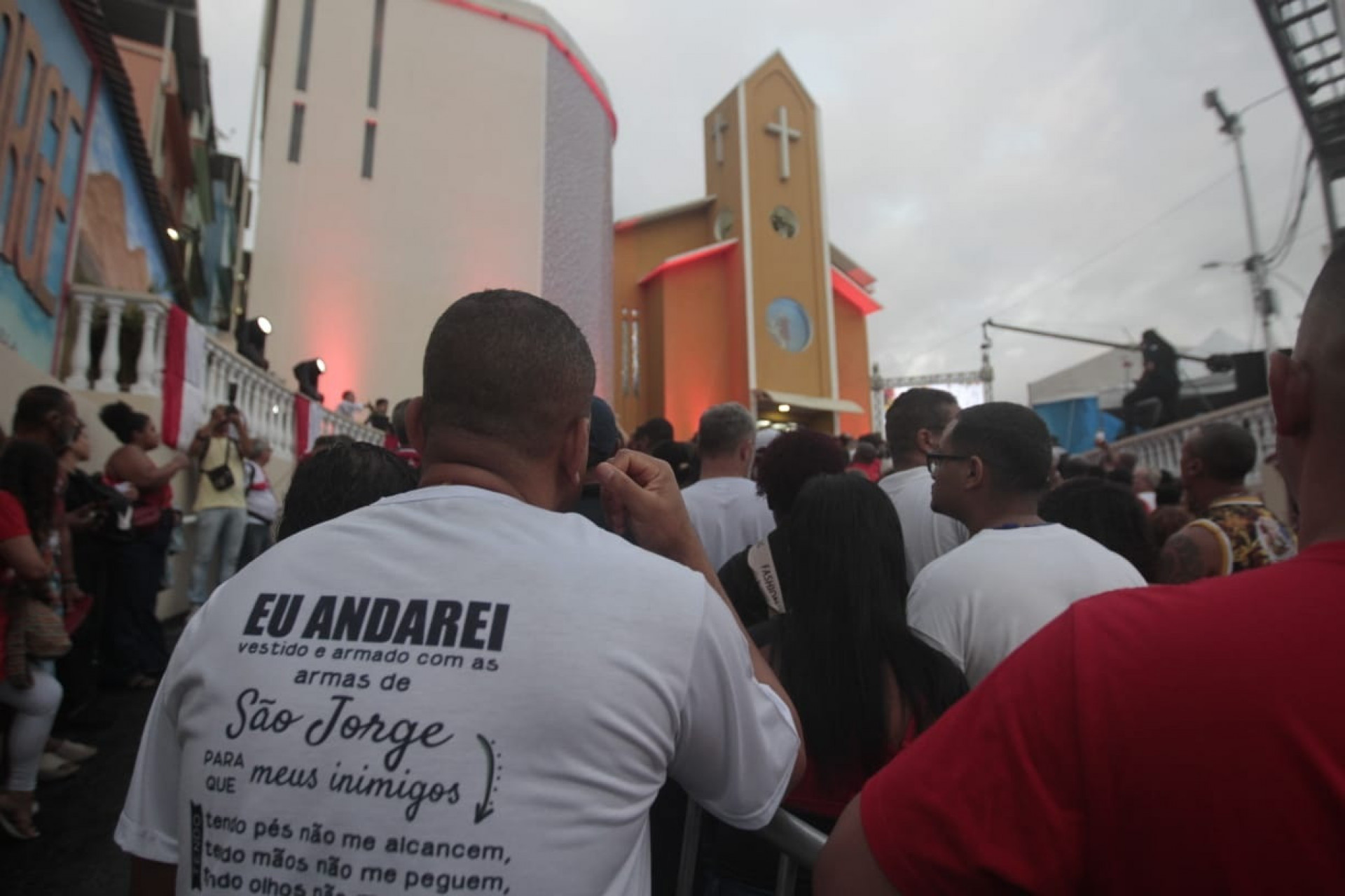 Fiéis compareceram à igreja em Quintino pelo Dia de São Jorge - Reginaldo Pimenta/Agência O Dia