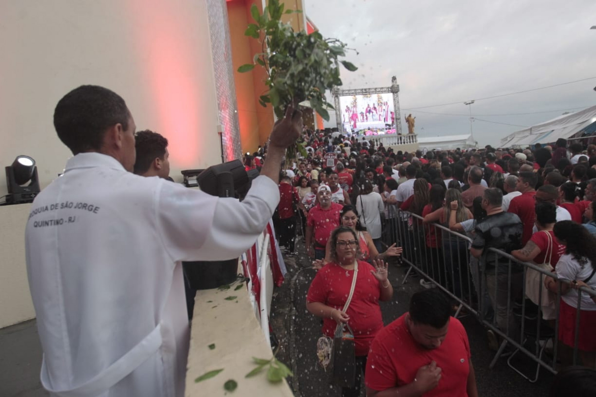Fiéis compareceram à igreja em Quintino pelo Dia de São Jorge - Reginaldo Pimenta/Agência O Dia
