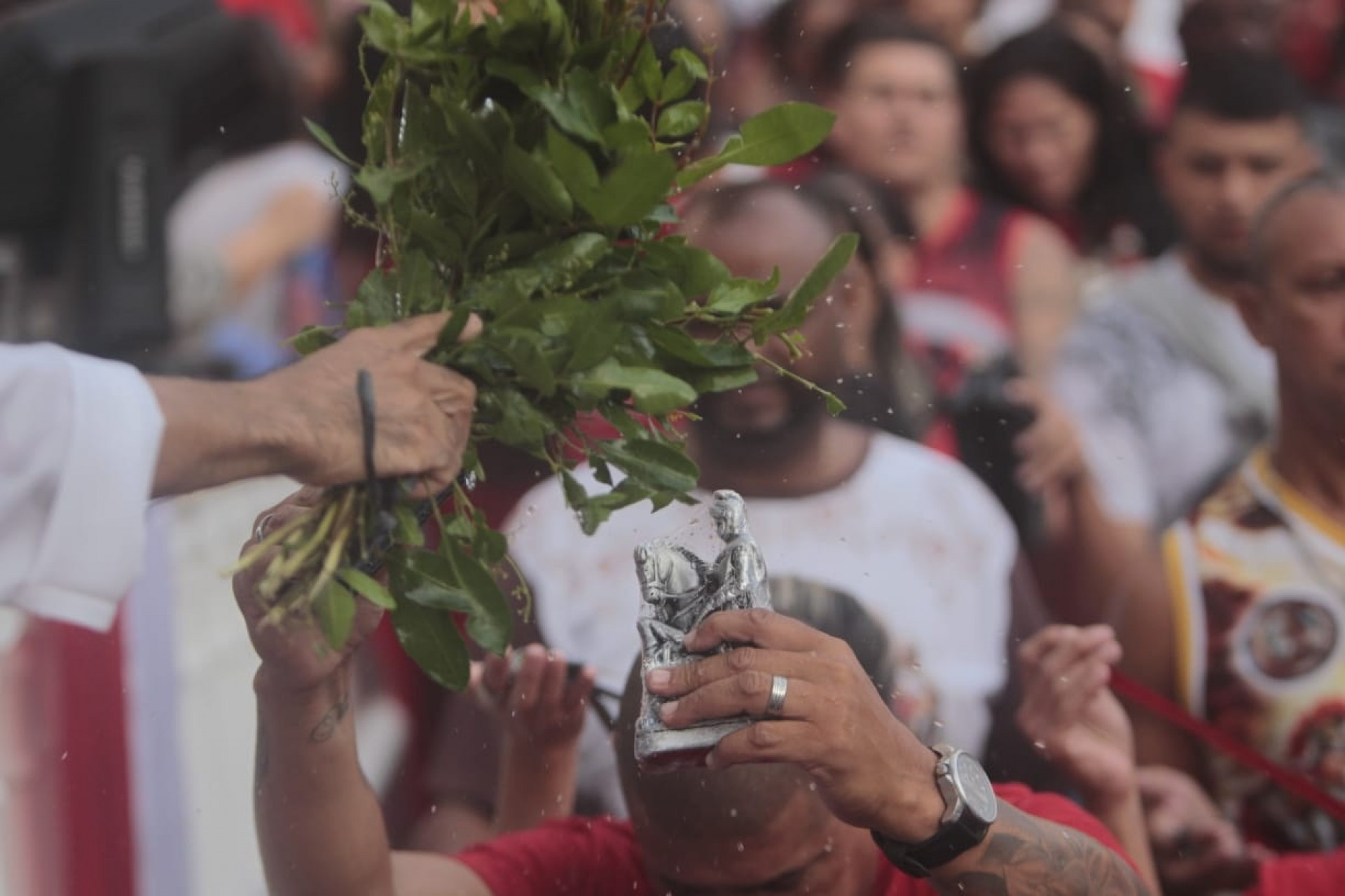 Fiéis compareceram à igreja em Quintino pelo Dia de São Jorge - Reginaldo Pimenta/Agência O Dia