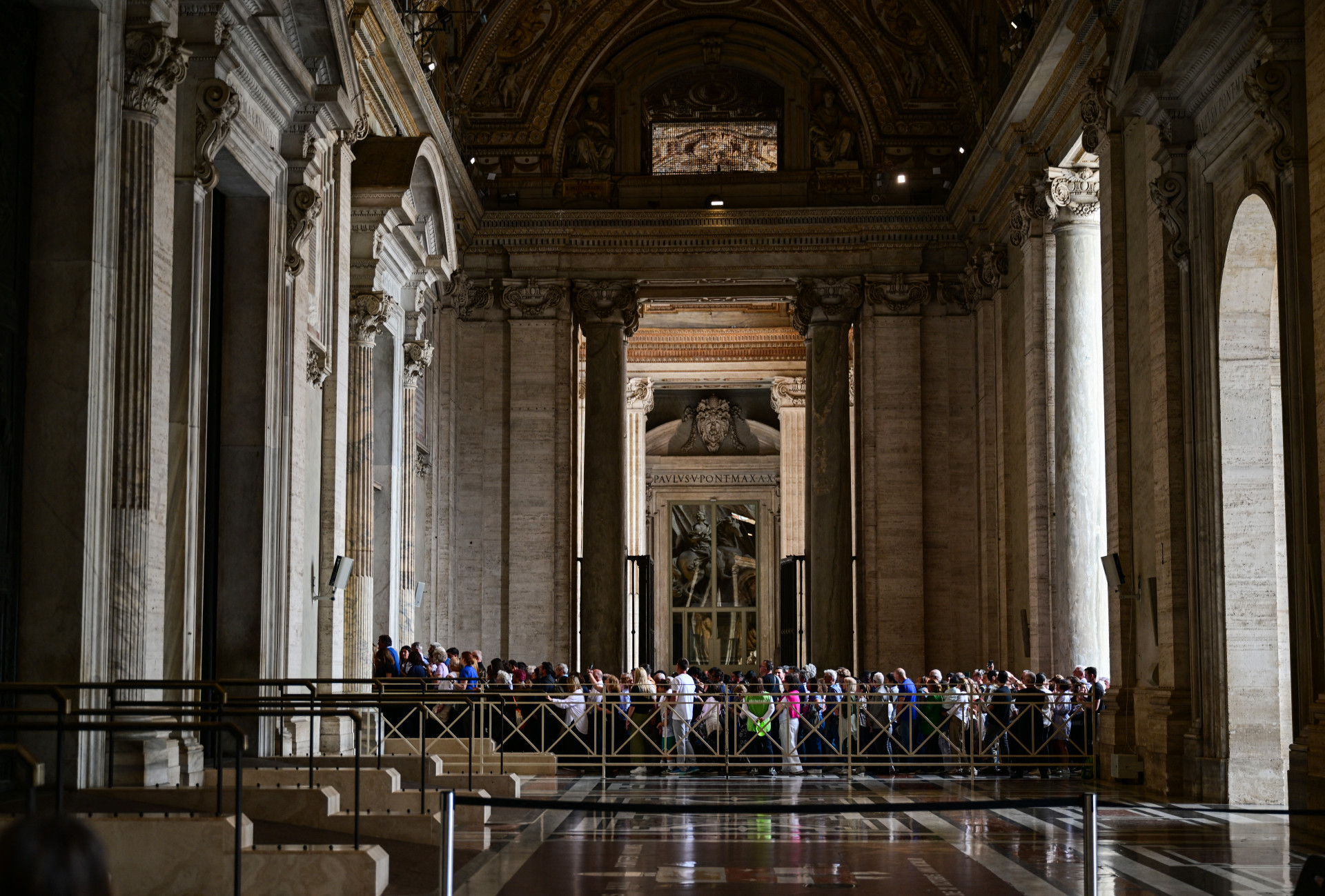 Pessoas na fila para prestar homenagens enquanto o corpo do Papa Francisco é velado - AFP
