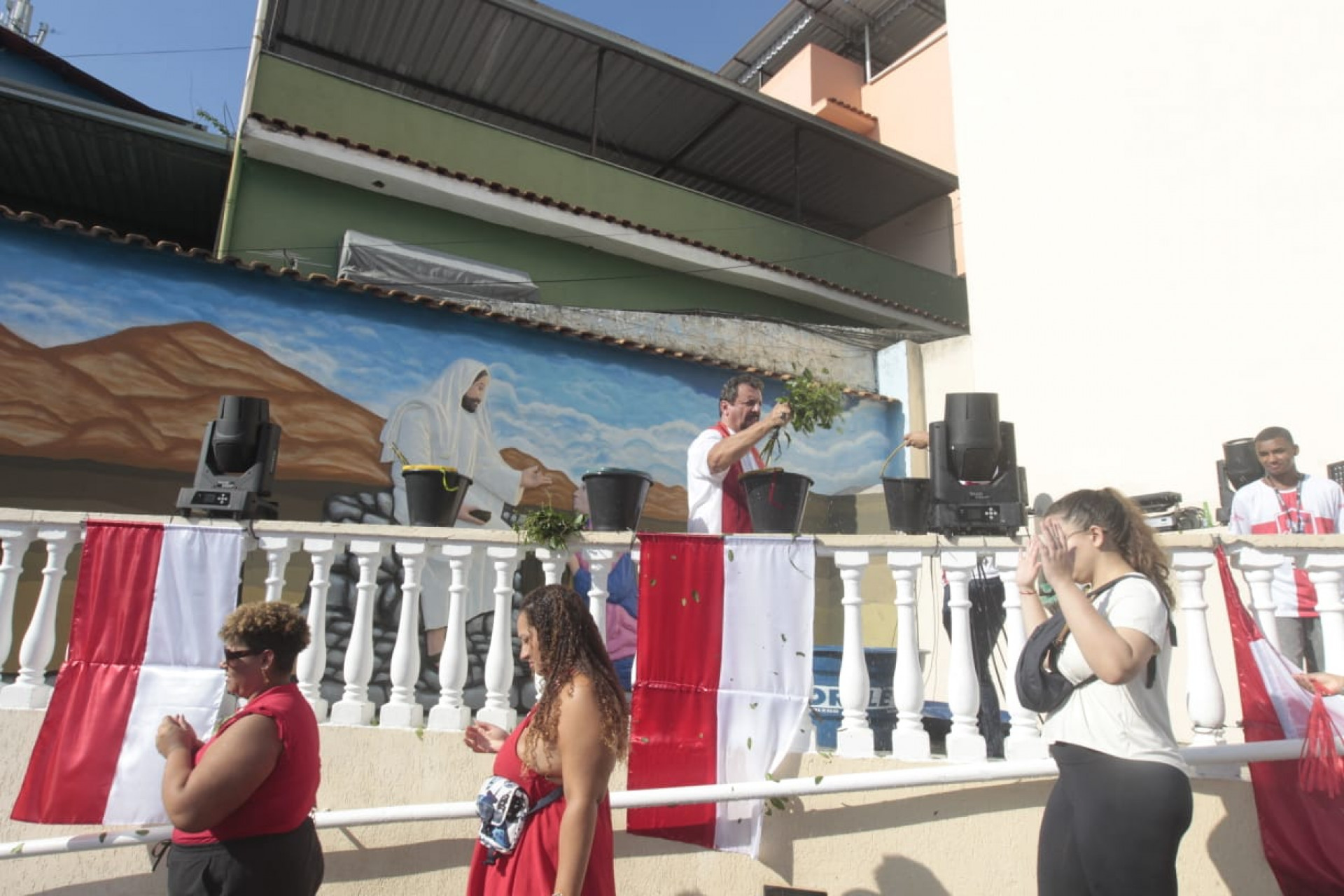 Fiéis receberam banho de água benta na saída da Igreja Matriz de São Jorge - Reginaldo Pimenta/Agência O Dia