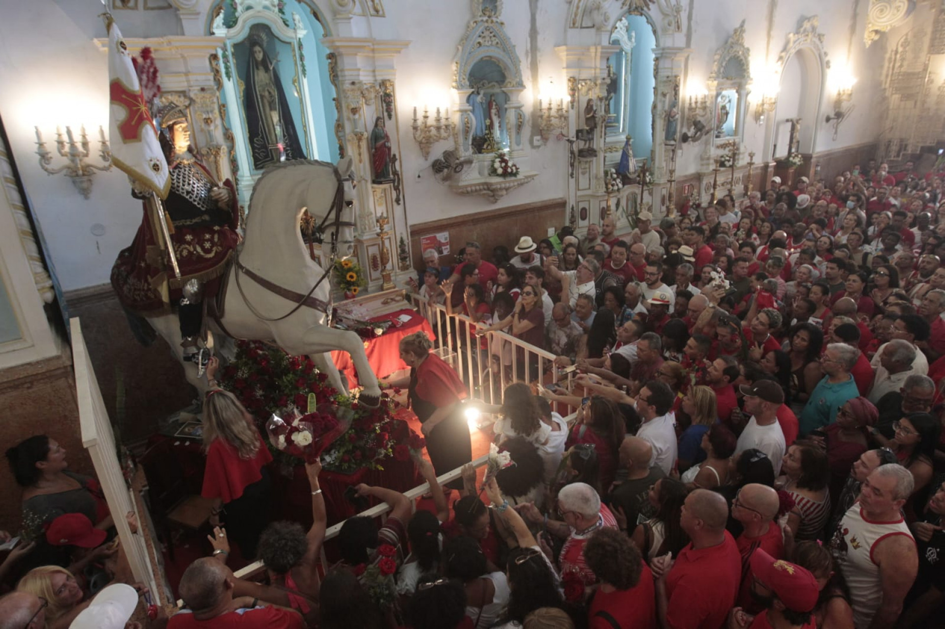 Fiéis lotaram igreja de São Jorge no Centro - Reginaldo Pimenta/Agência O Dia