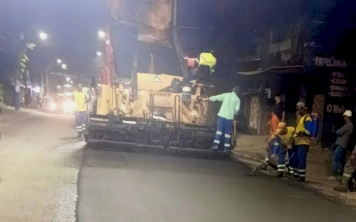 Os trabalhos de recapeamento são realizados à noite para não atrapalhar o trânsito