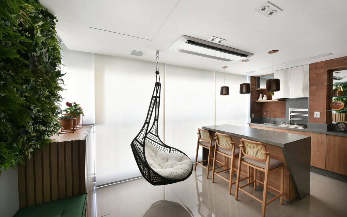 A poltrona suspensa &eacute; estilosa e funciona como uma pe&ccedil;a decorativa de destaque (Projeto: Rosangela Pena Arquitetura| Imagem: Sidney Doll)