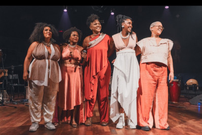 Mistura de ritmos africanos em show do Grupo Dembaia no teatro do Sesc