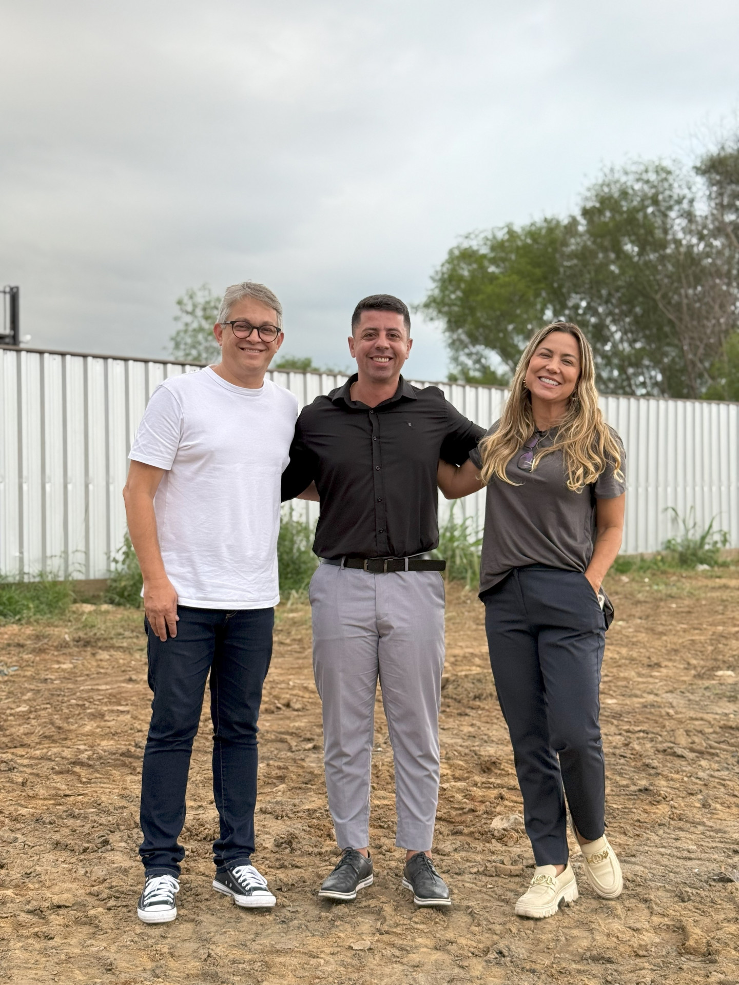 O prefeito Glauco Kaizer (branco), o vereador Paulinho Bernardo e a secret&aacute;ria municipal de Obras, Cristina Remann, no local onde ser&aacute; constru&iacute;do a UBS - Divulga&ccedil;&atilde;o