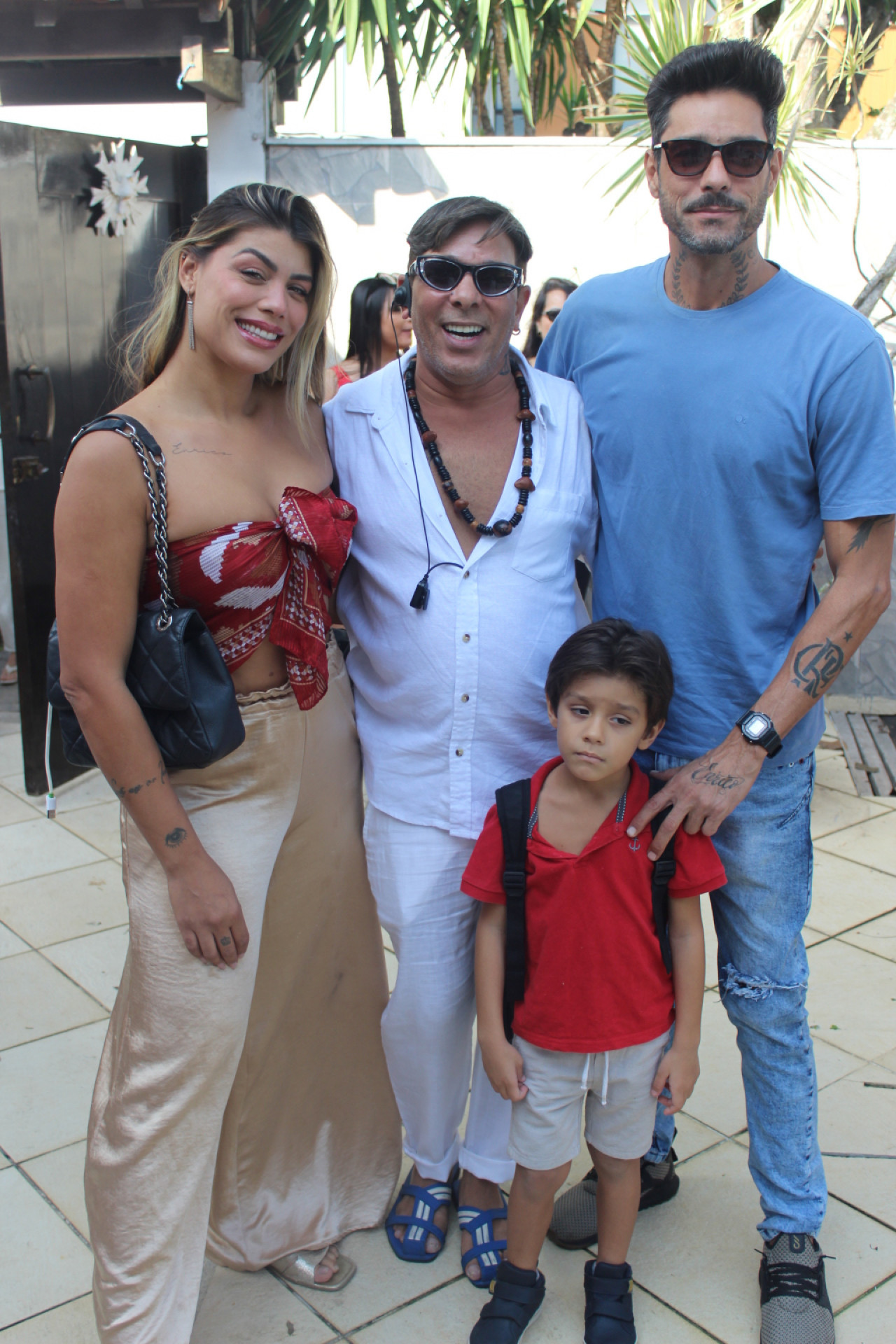 David Santiago com o casal de ex-BBB?s Fran e Diego Grossi e seu filho Enrico - Reprodução/Luiz Mafra