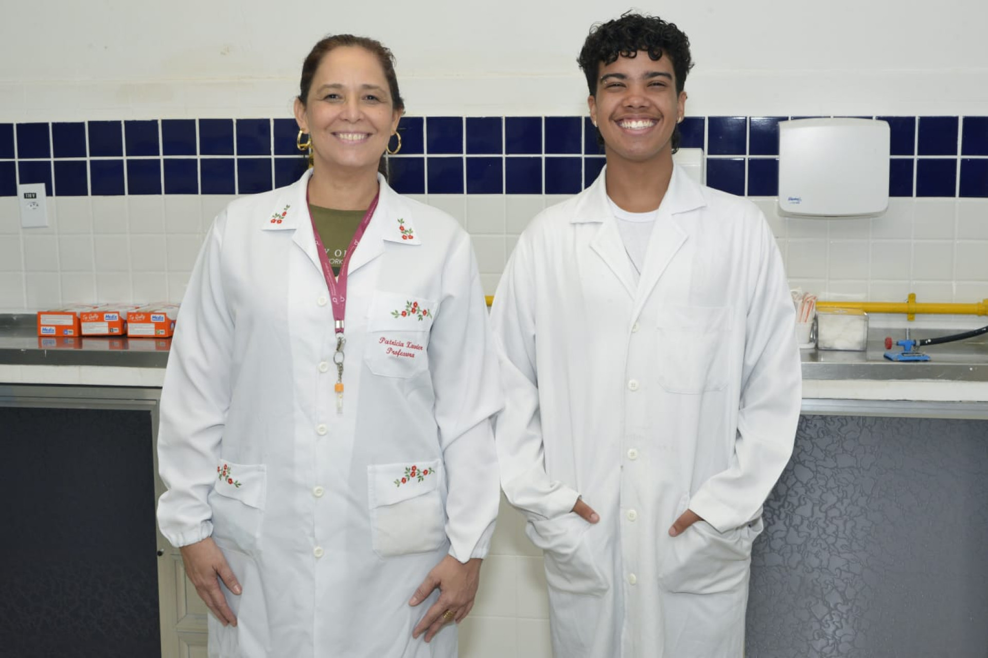 A professora Patrícia Xavier e o aluno João Pedro, do curso de Análises Clínicas - Mario Araujo / Faetec