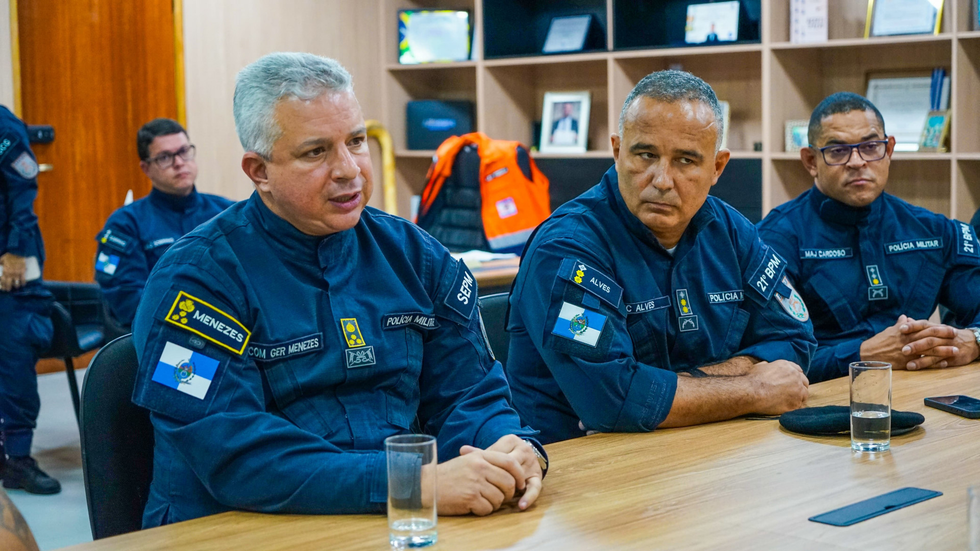 Secretário de Estado de Polícia Militar e Comandante-Geral da PMERJ, coronel Menezes, o tenente-coronel Alves, comandante do 21º BPM em reunião com o Prefeito Léo Vieira  - Gilberto Rocha