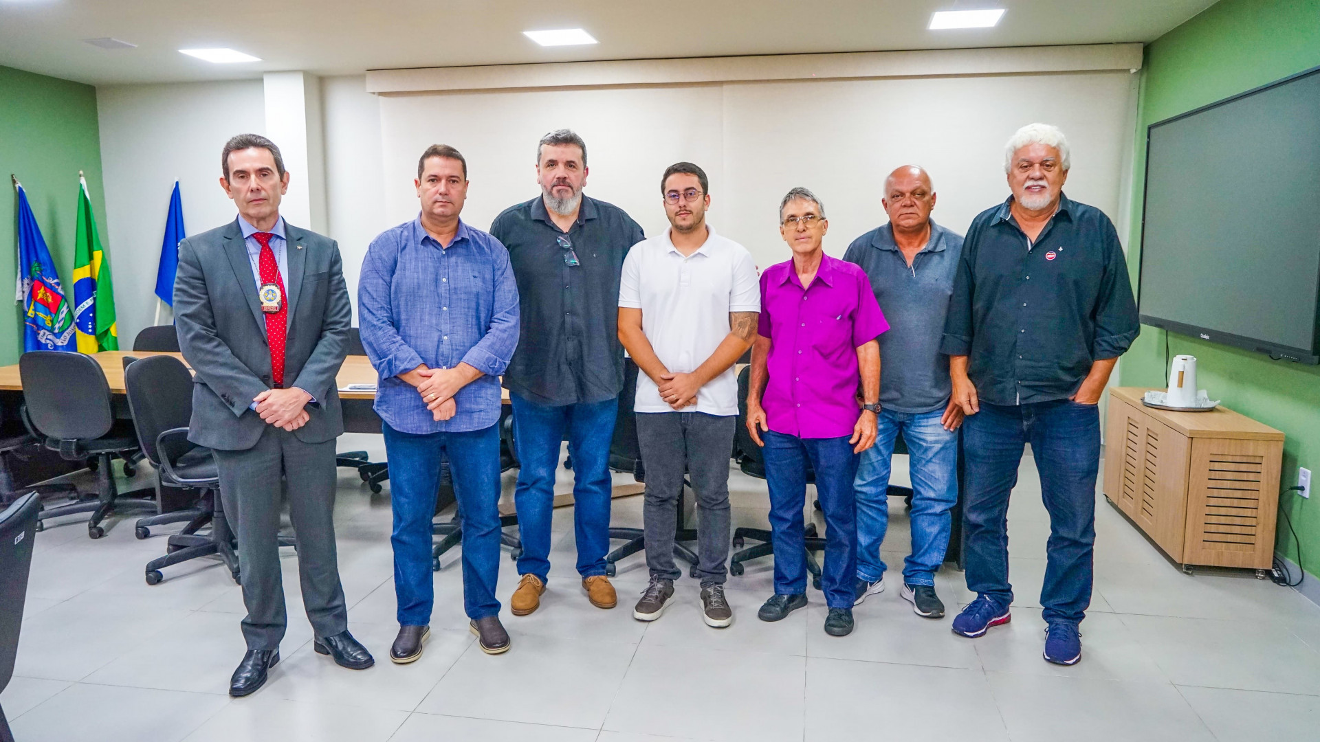 L&eacute;o Vieira ao lado do diretor da Pol&iacute;cia da Baixada, doutor M&aacute;rcio Franco, do delegado da 64&ordf; DP de S&atilde;o Jo&atilde;o de Meriti, doutor T&uacute;lio Pelose, e secret&aacute;rios municipais - Gilberto Rocha/ PMSJM