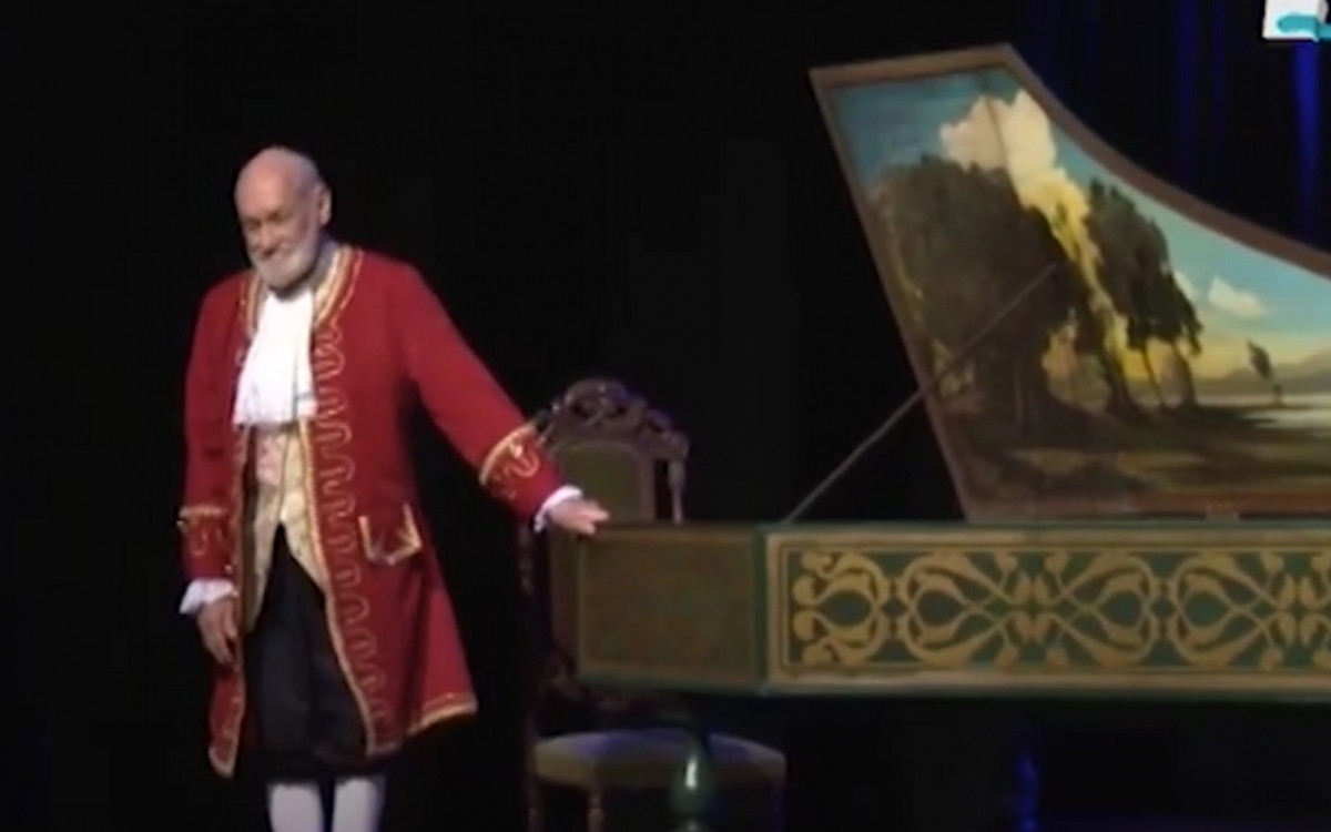 Como luthier, se tornou o primeiro brasileiro consultor de cravo no s&eacute;culo XX