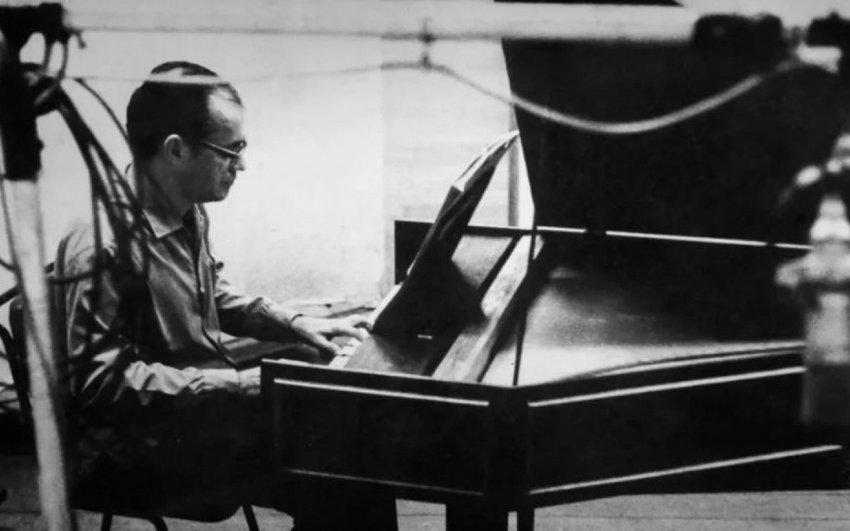 Roberto gravando uma m&uacute;sica em 1966