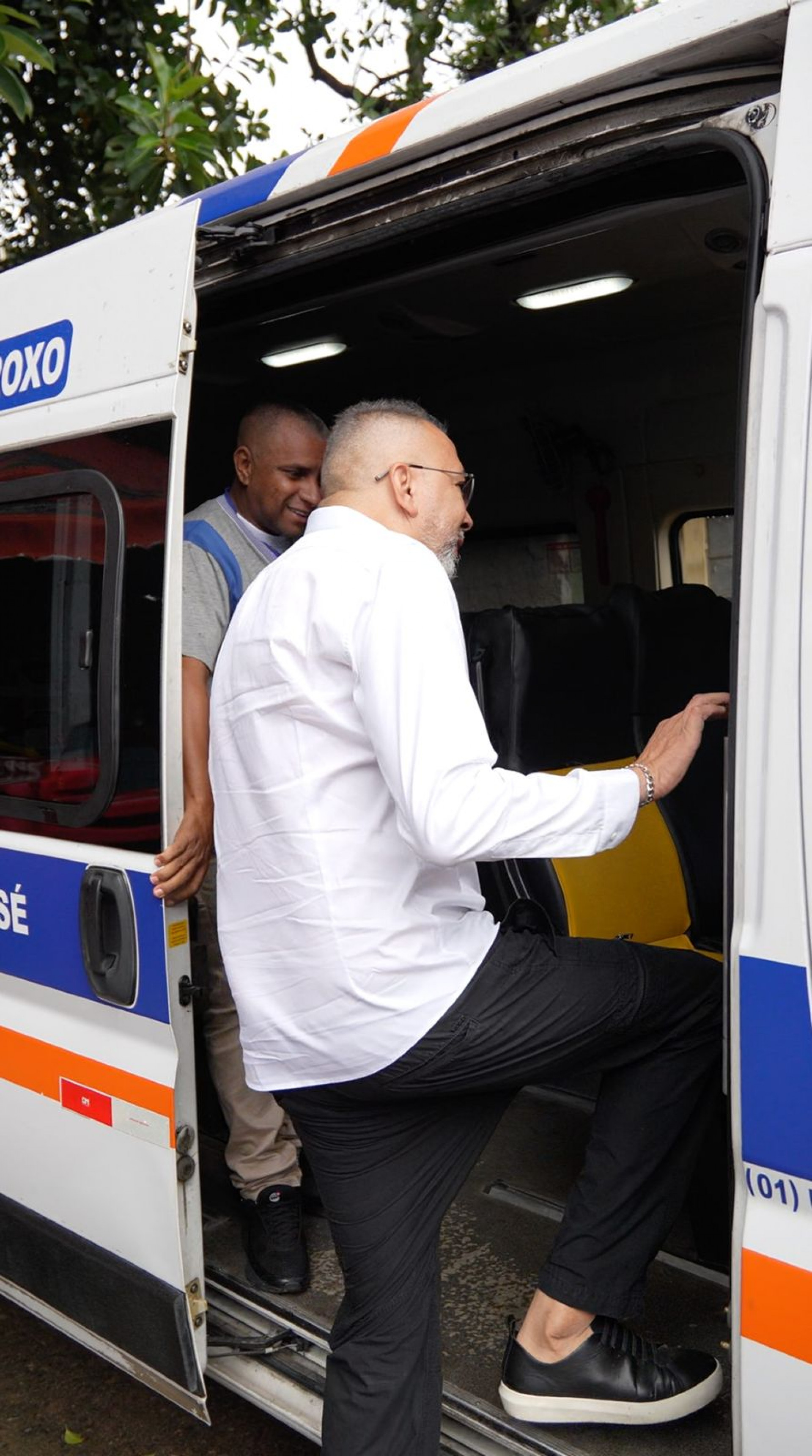 O prefeito Márcio Canella embarcou em uma das vans das linhas que foram reativadas