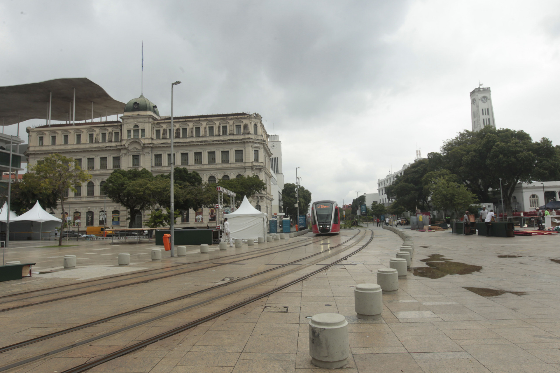 Movimentação na Praça Mauá, Centro do Rio de Janeiro, nesta sexta-feira (25) - Reginaldo Pimenta/Agência O Dia