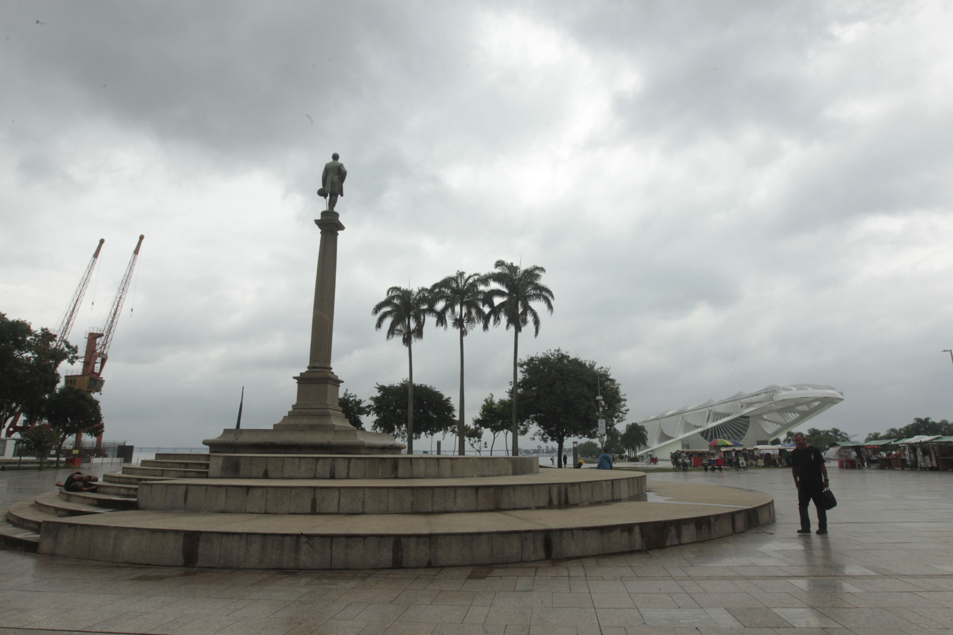 Movimentação na Praça Mauá, Centro do Rio de Janeiro, nesta sexta-feira (25) - Reginaldo Pimenta/Agência O Dia