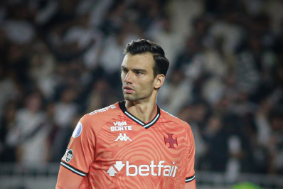 Vasco faz nova oferta para renovar com o goleiro Léo Jardim