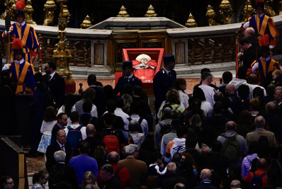 Mais de 120 mil fiéis visitam o velório do papa Francisco na Basílica de São Pedro