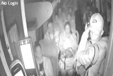 Passageiros vivem momentos de terror em assalto a ônibus no Rio