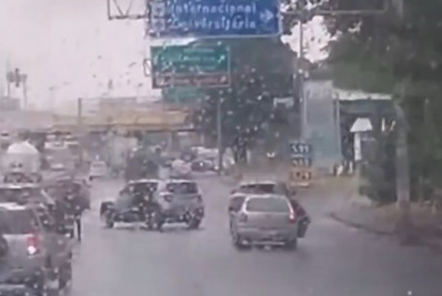 Vídeos: criminosos fazem arrastão na Avenida Brasil, na altura da Vila do João 