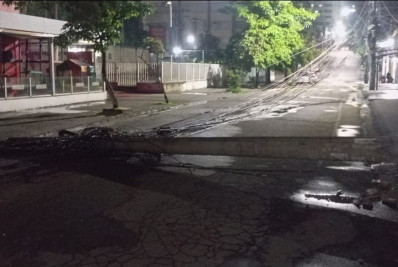 Poste cai e interdita via na Taquara