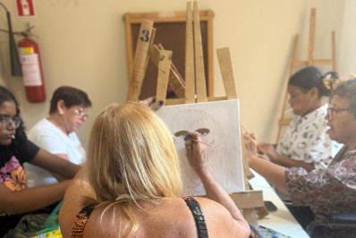 Alunos do curso de Pintura em Tela de Mesquita participam de oficina de artes