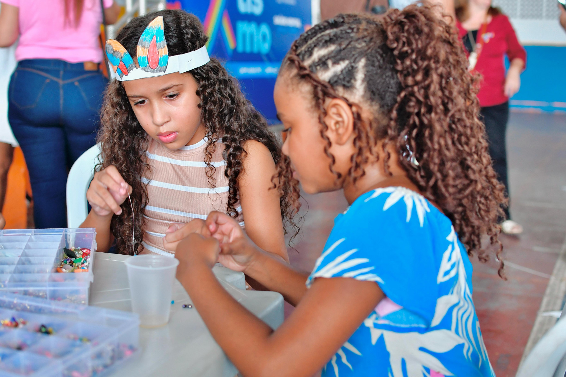 As crian&ccedil;as se divertiram com v&aacute;rias atividades e aproveitaram para fazer pulseirinhas - Jeovani Campos / PMBR