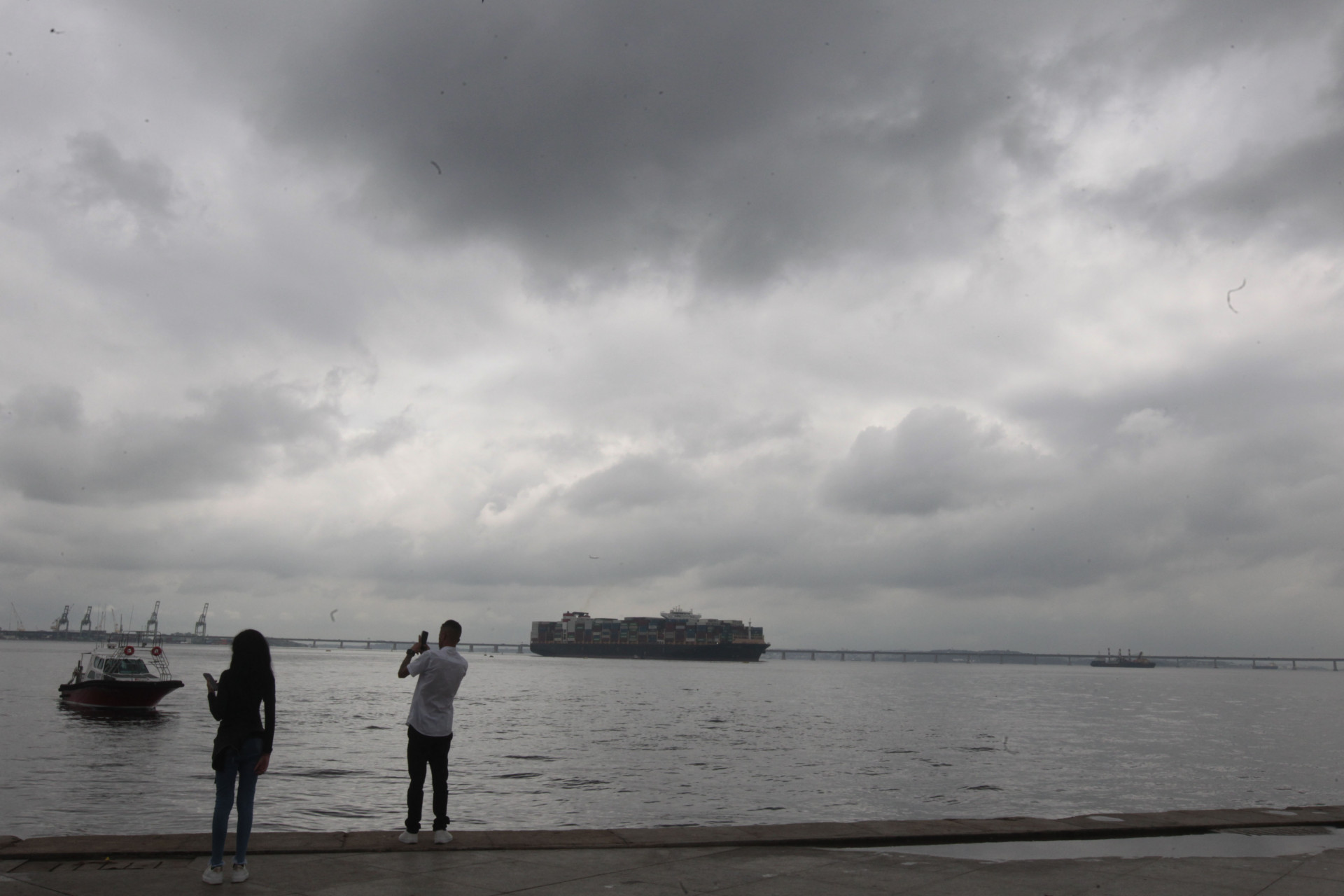 Movimentação na Praça Mauá, Centro do Rio de Janeiro, nesta sexta-feira (25) - Reginaldo Pimenta/Agência O Dia