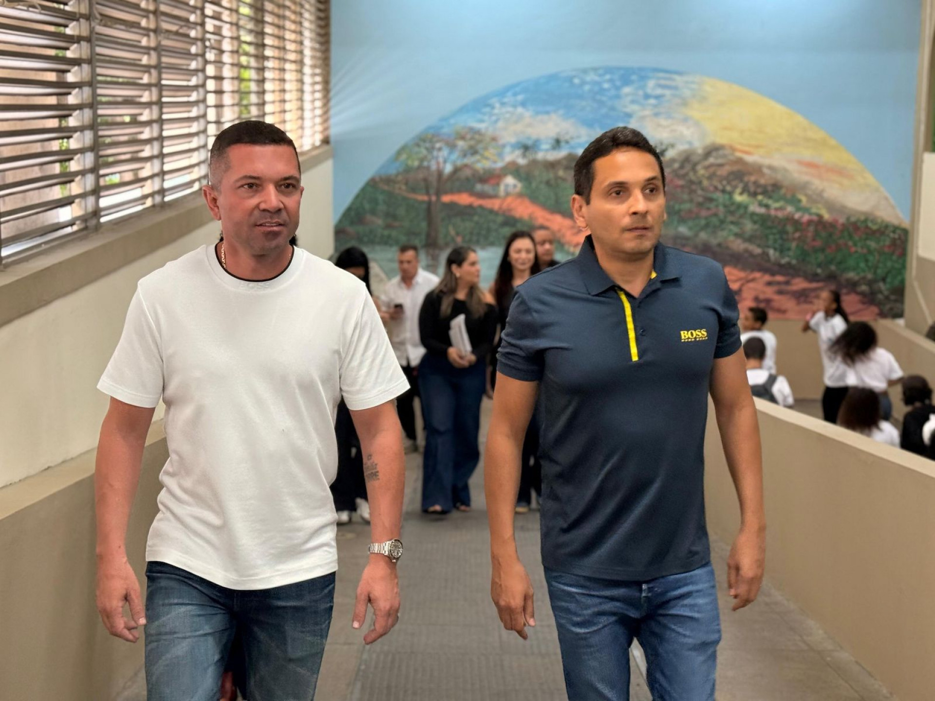 O prefeito Abra&atilde;ozinho (camisa preta), ao lado do deputado estadual Rafael Nobre, percorreram as novas instala&ccedil;&otilde;es do CIEP Haroldo Barbosa - Divulga&ccedil;&atilde;o