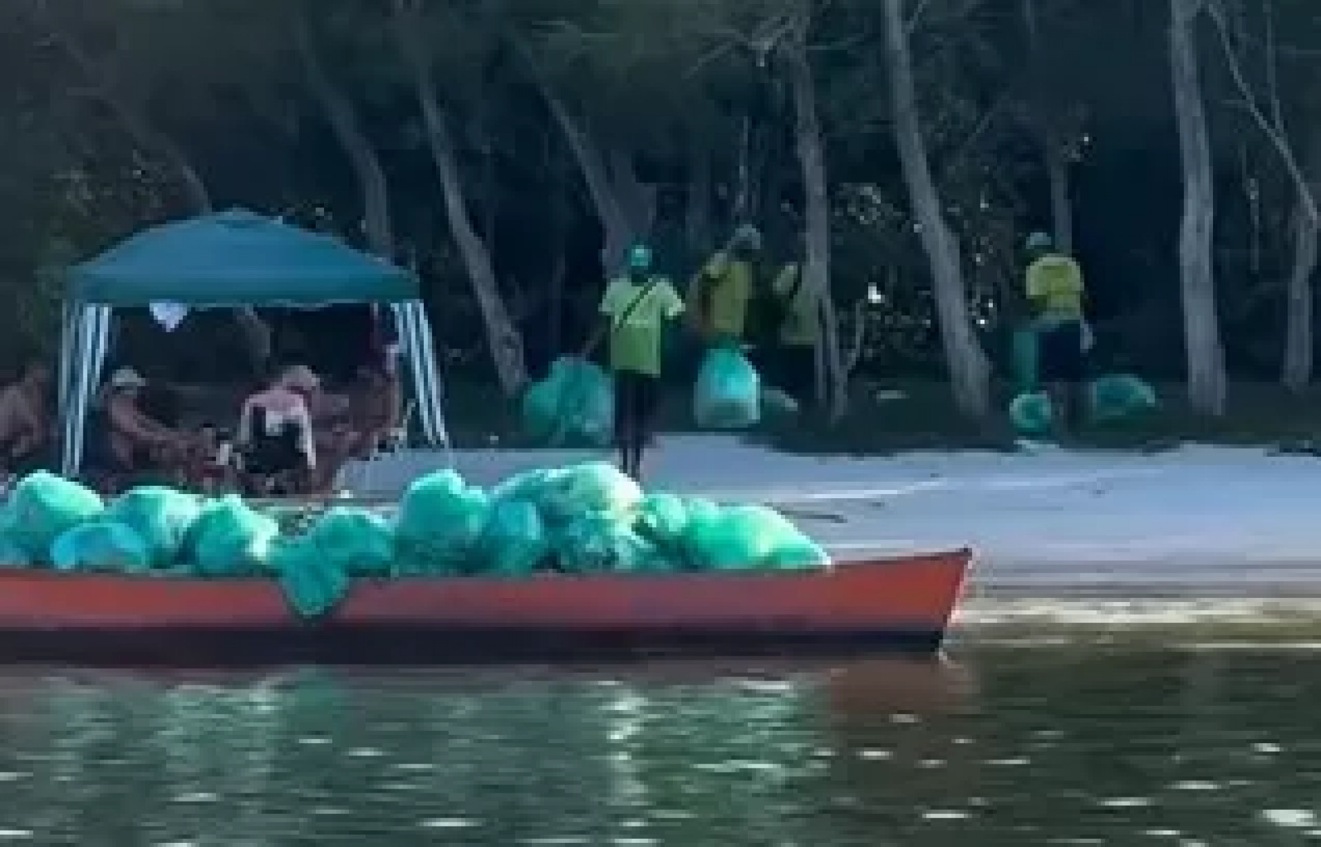 Ilha do Japonês tem toneladas de lixo recolhidas após feriado da Semana Santa em Cabo Frio